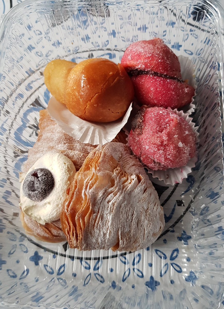 Fioredicollina's tweet photo. Un po'  di dolcezza ci vuole per superare giornate così  amare.... https://t.co/qEv4AGQzd8