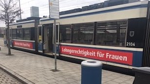 EPD_muc's tweet photo. Das letzte Wochenende um unsere #EqualPayDay Tram in #München fotografisch einzufangen 👛🚋 #Lohngerechtigkeit
Zuletzt wurde sie auf den Linien 36, 16 und 21 gesichtet. Leider wissen wir auch nicht, wo sie heute unterwegs ist &amp; freuen uns auf Hinweise🙏🏻 @MVGticker https://t.co/lfPeLr2rEP