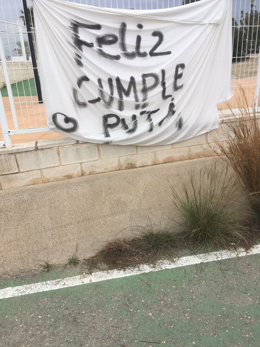 josemarfer13's tweet photo. Quan l’absència de la coma del vocatiu i del signe d’exclamació no és el més greu. 
Entrada d’un parc infantil. Porta com a mínim una setmana penjat. https://t.co/cwnwa4NfDT