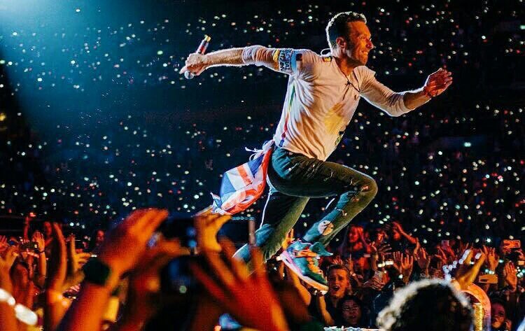 coldplayxtra's tweet photo. Chris Martin: “When I was younger I had two aspirations. One was to live in music; and the other was to be famous. They both happened. But I quickly realized that one was great &amp; one was just full of shit! So I’m very lucky that I love music.” https://t.co/KsJPmUKOBV