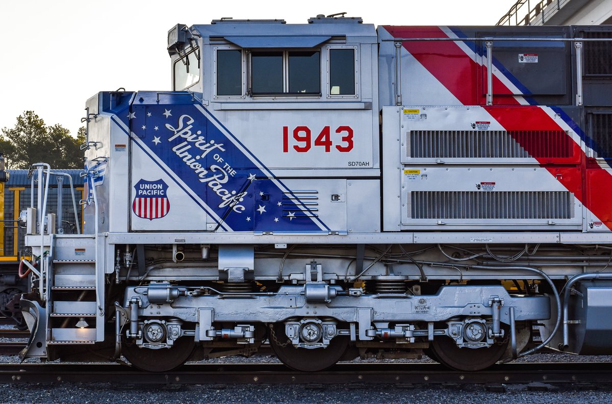 SE_Railfan84's tweet photo. If you haven't seen #UP1943 & #UP4141 yet, head on over to my YouTube channel: Southeast_Railfan84 to see my latest video featuring #UP1943 as it takes #UP4141 to College Station, Tx. #Train #Trains #Trainvideos #Railfanning #Railroad #Rail #Rails #Locomotive https://t.co/eldJCUMu4E