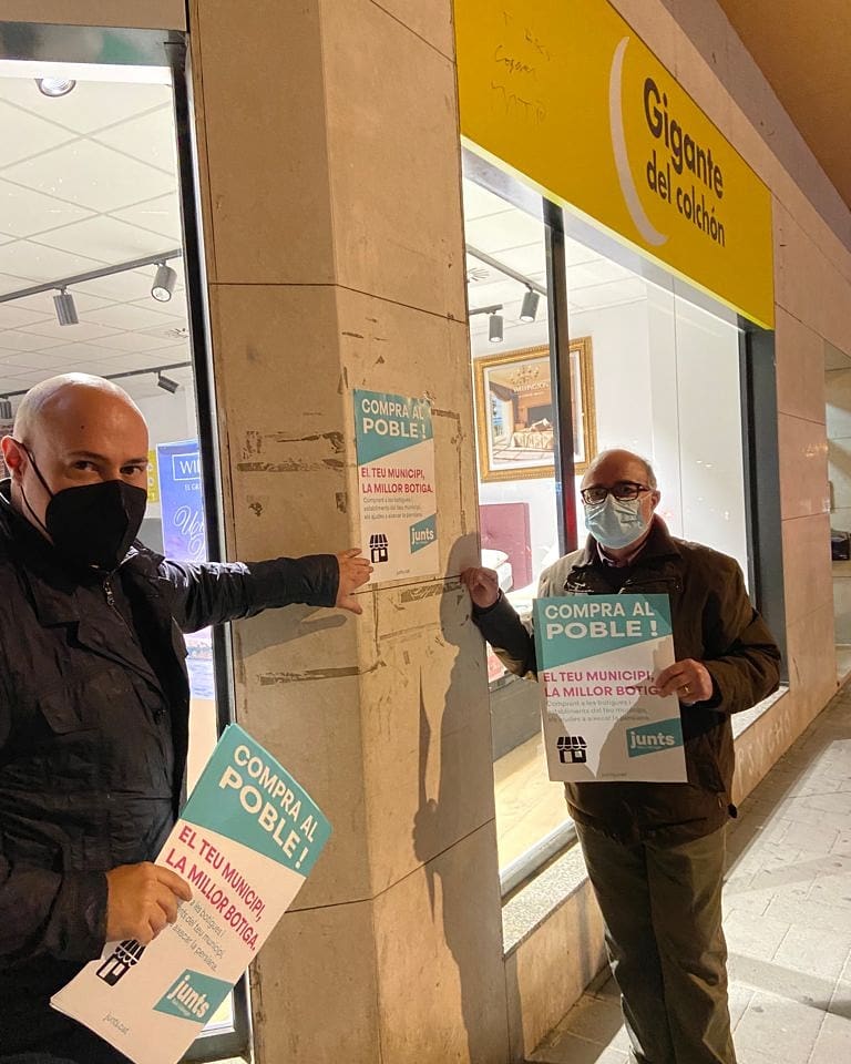 JuntsxCatDefels's tweet photo. ☑️ Aquesta setmana hem seguit enganxant cartells de JUNTS de suport al comerç local, dintre de la campanya que ha organitzat @JuntsBaixLlob de foment a les compres entre els nostres establiments de proximitat. 📄

COMPRA A CASTELLDEFELS‼️

 #JuntsFemCastelldefels #CompraAlPoble https://t.co/tuoenxAmbo