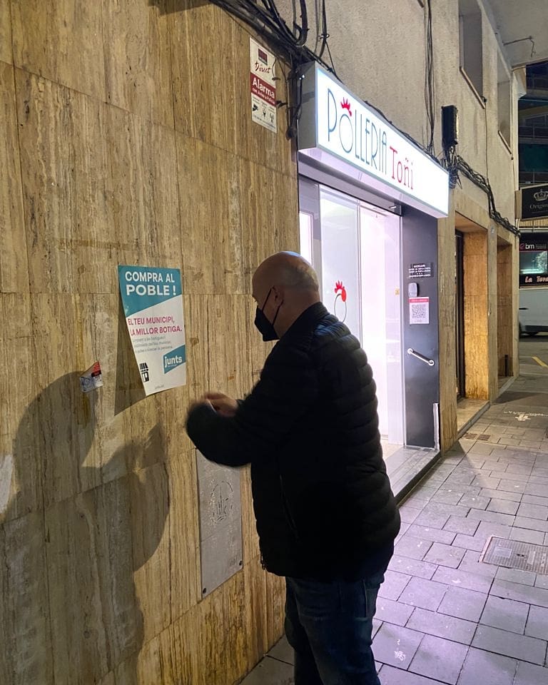 JuntsxCatDefels's tweet photo. ☑️ Aquesta setmana hem seguit enganxant cartells de JUNTS de suport al comerç local, dintre de la campanya que ha organitzat @JuntsBaixLlob de foment a les compres entre els nostres establiments de proximitat. 📄

COMPRA A CASTELLDEFELS‼️

 #JuntsFemCastelldefels #CompraAlPoble https://t.co/tuoenxAmbo