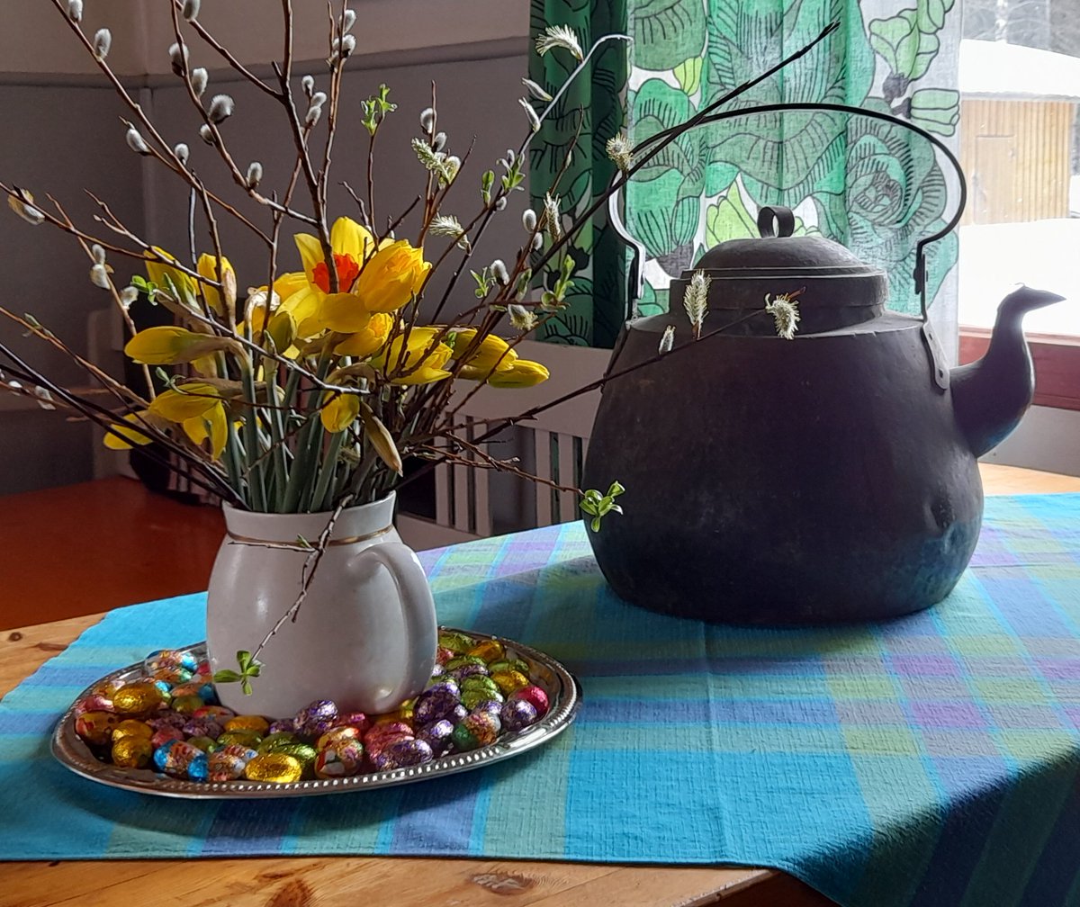 ParviainenUlla's tweet photo. Pääsiäinen saa tulla. Pirtti on koristeltu. #mummola #pirtti #oksat #narsissit #kuparipannu #suklaamunat https://t.co/wOgNKu10zF