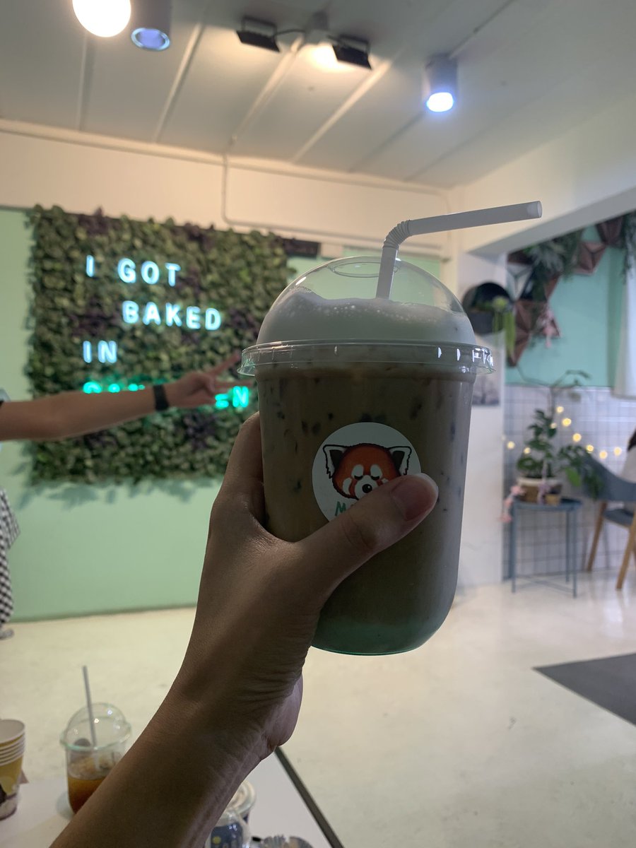 _yukiis's tweet photo. ขนมน้ำอร่อยมาก ~
@midoribakery 
ได้เก็บที่ครอบแก้วต้าวลิซด้วย น่ารักมากๆเลย ขอบคุณที่คนทำโปรเจ็คนะคะ 💛🐱
#TheLalisaDay https://t.co/lyEeKkfjh7