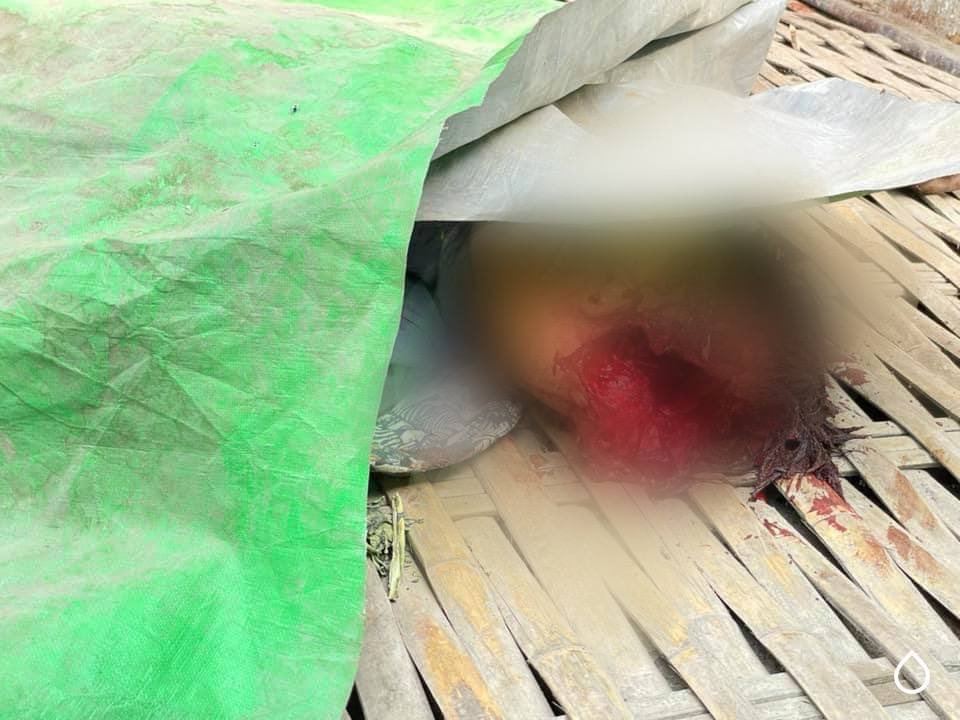 SuThiriMaung1's tweet photo. In Mandalay, two civilians were beaten to death n one got headshot to death by sniper. They even wrote the message "there's a body in here, control your children”. How rude those murderers are.
ANTIFASCIST REVOLUTION
#AntiFascistRevolution2021
#Mar27Coup
#WhatsHappeningInMyanmar https://t.co/1zQdToLAap