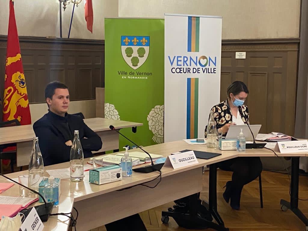 FOuzilleau's tweet photo. En conseil municipal : Un budget pour protéger les vernonnais, 🙏 des actes pour penser demain et une démocratie locale qui vit plus fort que la crise. 💪 #Vernon #vmtm #covid19 https://t.co/q8MXYxkl3k