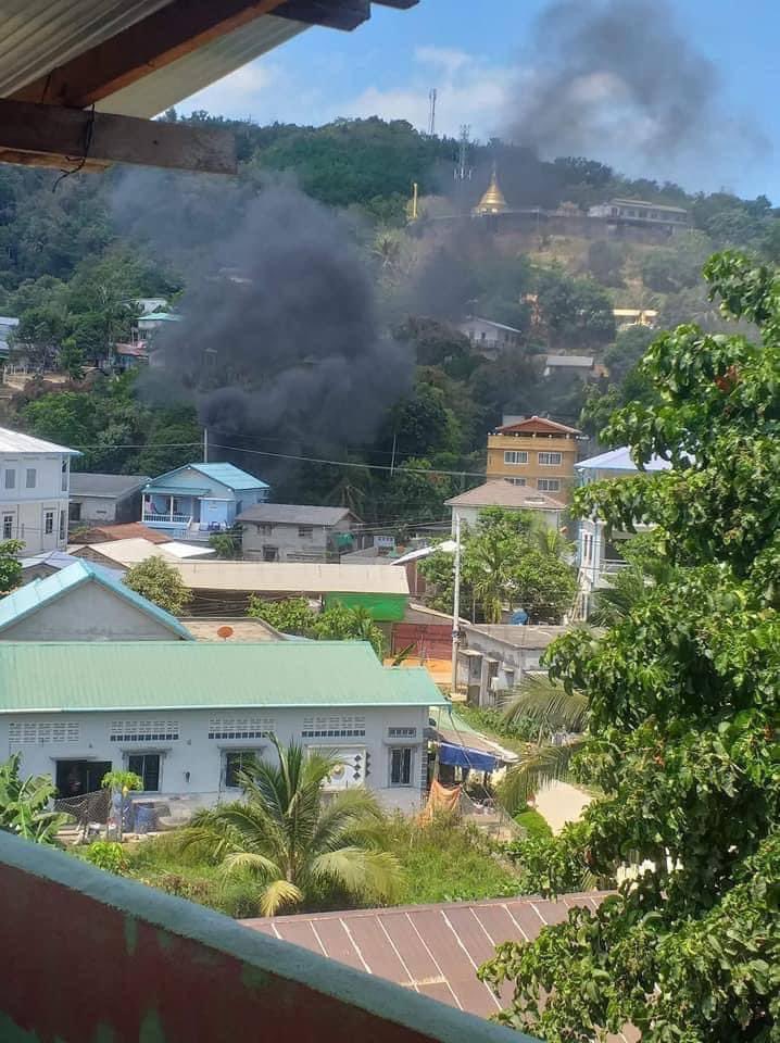 HazelJuly1's tweet photo. State sponsored terrorists opened gunfires at unarmed citizens in Kawthoung. One was shot to death and four were severely injured. Navy forces are also seen backing up the military.
ANTIFASCIST REVOLUTION
#AntiFascistRevolution2021
#Mar27Coup
#WhatsHappeningInMyanmar https://t.co/RFzOURzKC0
