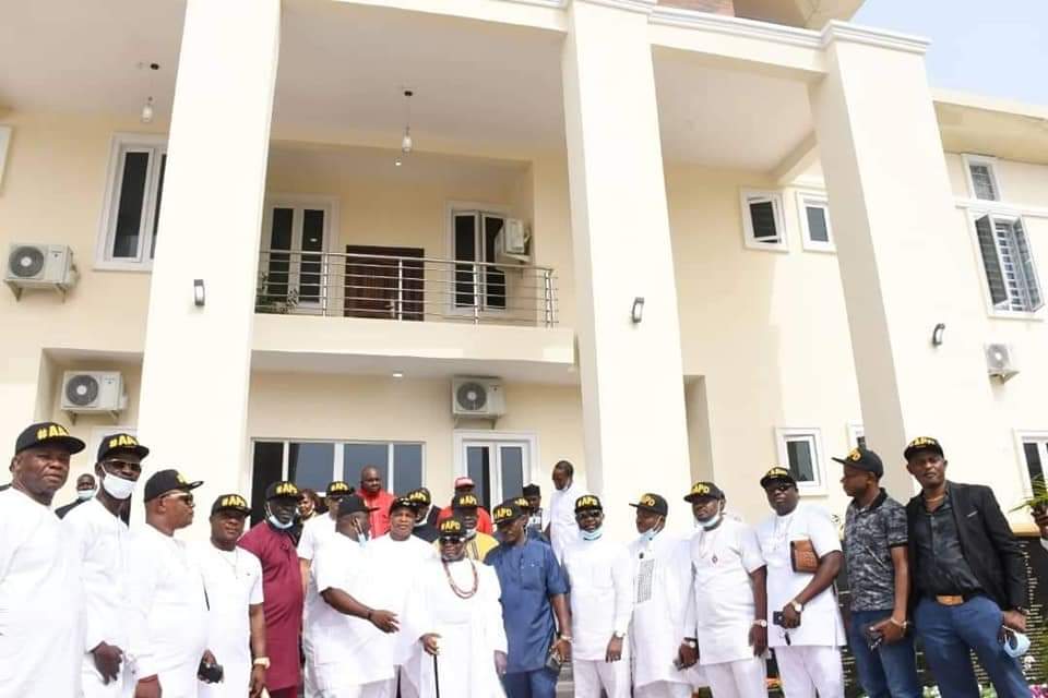 kamenchukso's tweet photo. Even in the face of the state Govt that made announcements directing every contribution for the covid intervention to the state ,  .an individual @Dr_IfeanyiUbah raised more funds than the Govt and deployed them at once to the service of the people . https://t.co/Pf1aJVVhrH