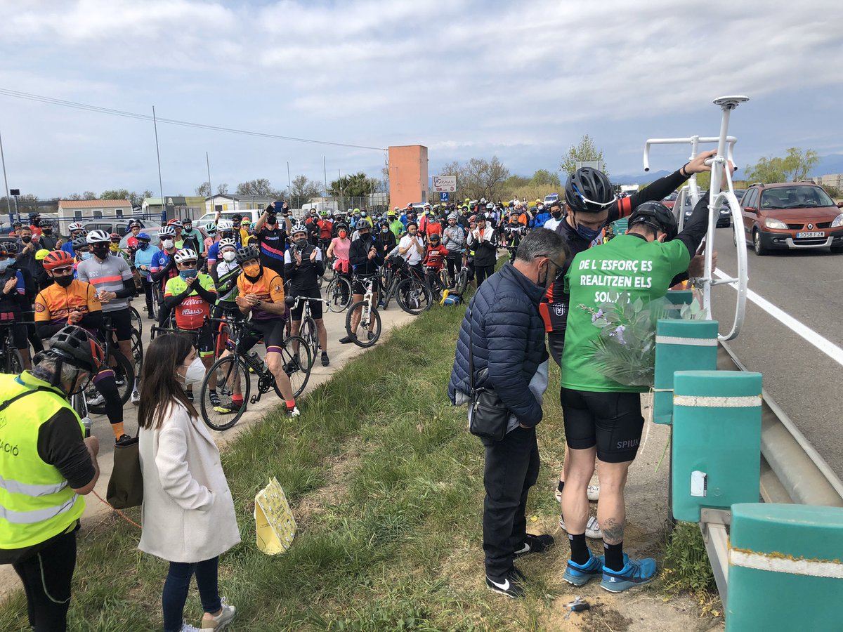 tramuntana_tv's tweet photo. La bicicletada d’homenatge a Sergi Murga amb centenars de participants finalitza a l’entrada de Castelló d’Empúries a la C260, on va ser atropellat fa 2 mesos. S’hi ha posat una bicicleta blanca per advertir als conductors. https://t.co/s9YyL8QPdM