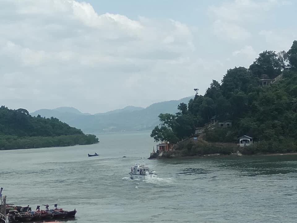 MIsssmarty15's tweet photo. Military terrorists group marched not only by land but also by water to disperse the strikes in #Kawthaung, LinMaChin. Stay safe, Kawthaung

ANTIFASCIST REVOLUTION
#AntiFascistRevolution2021
#Mar27Coup
#WhatsHappeningInMyanmar https://t.co/POhBnH17dX