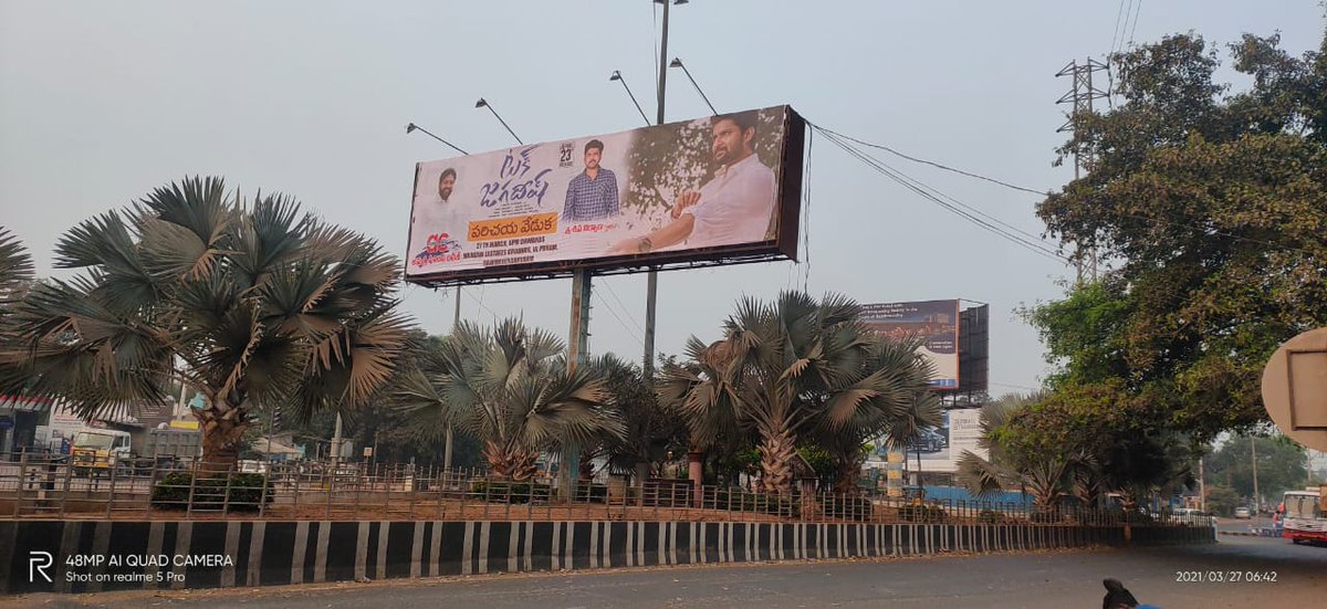 AlwaysNaniFans's tweet photo. #TuckJagadish Hawaa at Rajamahendravaram!💥

Hoardings of 'Parichaya Veduka' which is set to start from 6PM📝

Ready to TUCK at the event ?

#TuckJagadishOnApril23rd
@NameisNani @riturv @aishu_dil @ShivaNirvana @MusicThaman @sahugarapati7 @harish_peddi @sahisuresh @Shine_Screens https://t.co/PPerbylNGv