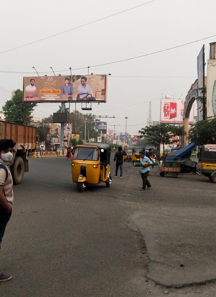 AlwaysNaniFans's tweet photo. #TuckJagadish Hawaa at Rajamahendravaram!💥

Hoardings of 'Parichaya Veduka' which is set to start from 6PM📝

Ready to TUCK at the event ?

#TuckJagadishOnApril23rd
@NameisNani @riturv @aishu_dil @ShivaNirvana @MusicThaman @sahugarapati7 @harish_peddi @sahisuresh @Shine_Screens https://t.co/PPerbylNGv