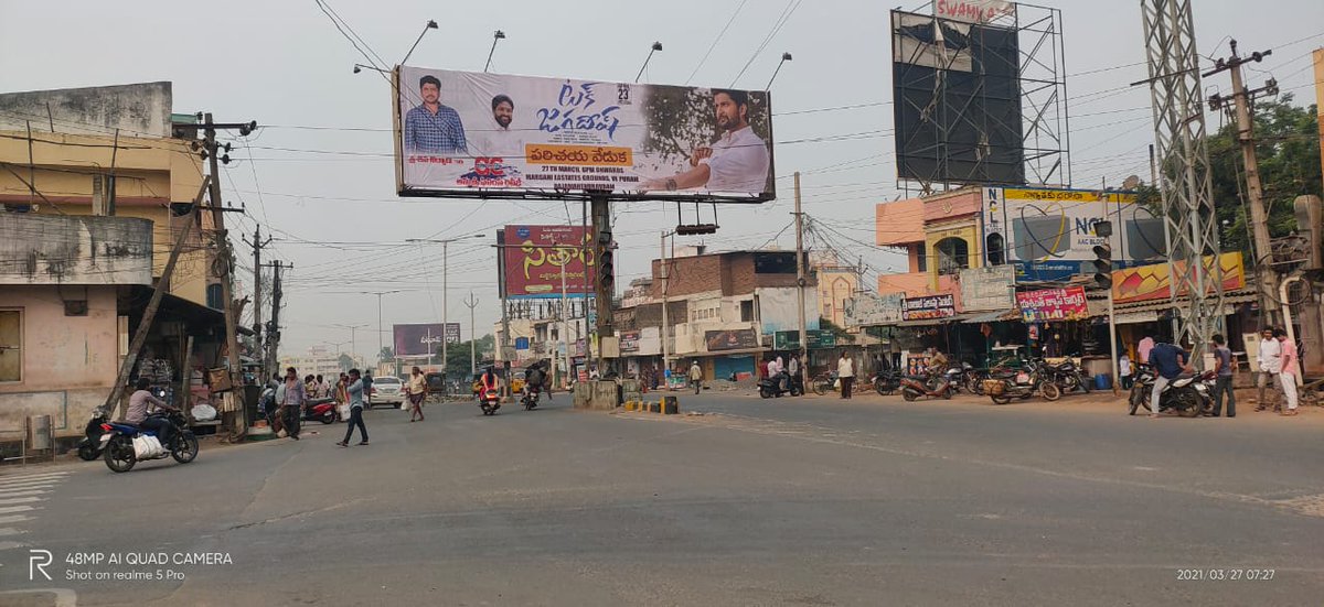 AlwaysNaniFans's tweet photo. #TuckJagadish Hawaa at Rajamahendravaram!💥

Hoardings of 'Parichaya Veduka' which is set to start from 6PM📝

Ready to TUCK at the event ?

#TuckJagadishOnApril23rd
@NameisNani @riturv @aishu_dil @ShivaNirvana @MusicThaman @sahugarapati7 @harish_peddi @sahisuresh @Shine_Screens https://t.co/PPerbylNGv