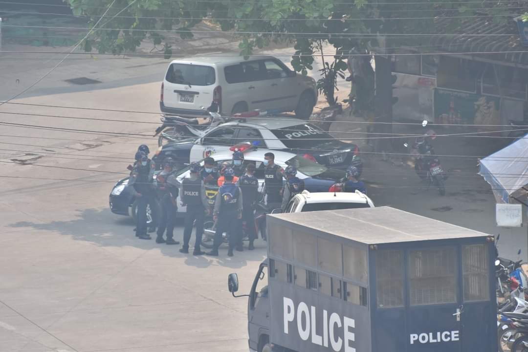 Military's sponsored Terrorists abducted a delivery man in #Tachileik today.
ANTIFASCIST REVOLUTION
#AntiFascistRevolution2021
#Mar27Coup
#WhatsHappeningInMyanmar