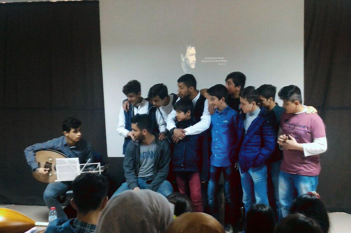 Dünya tiyatrolar günümüz kutlu olsun ,yaşasın tiyatro 🌼