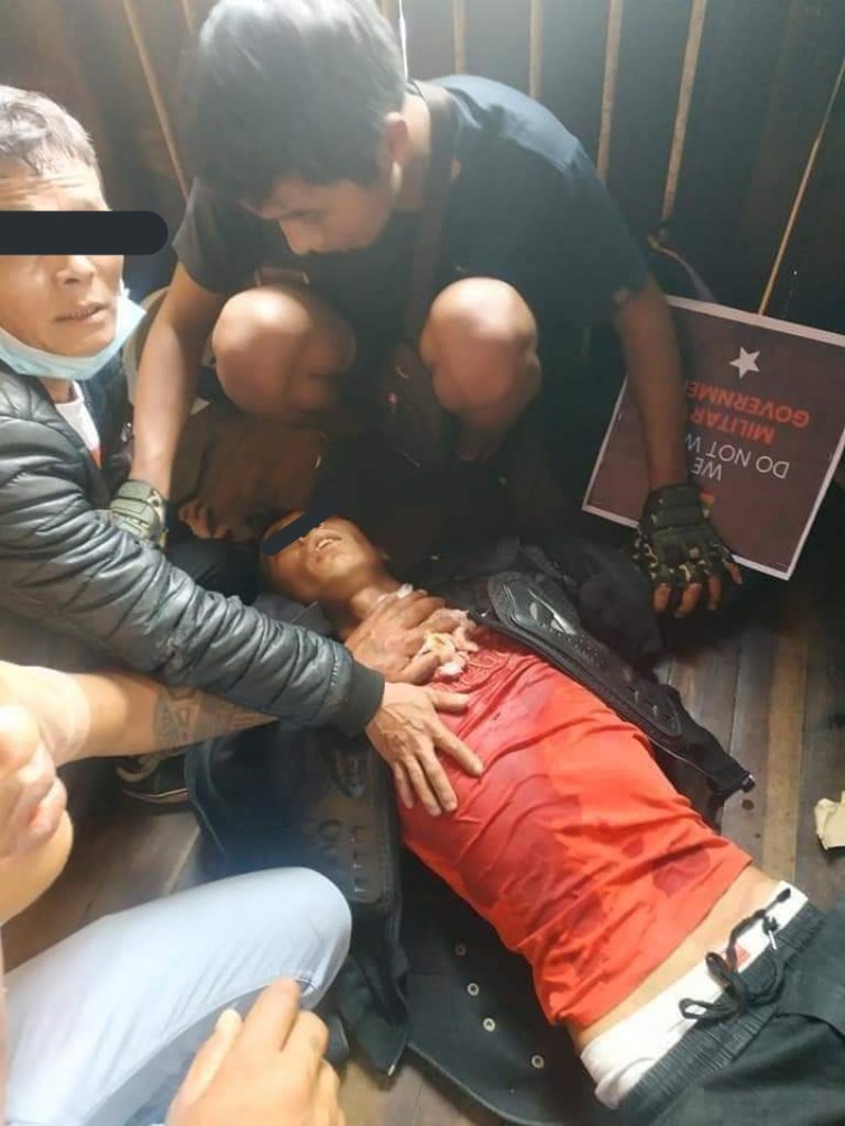 A civilian got shot in the neck in Mogok!!!

Currently two people passed away in Mogok💔

#WhatsHappeningInMyanmar 
#Mar27Coup
