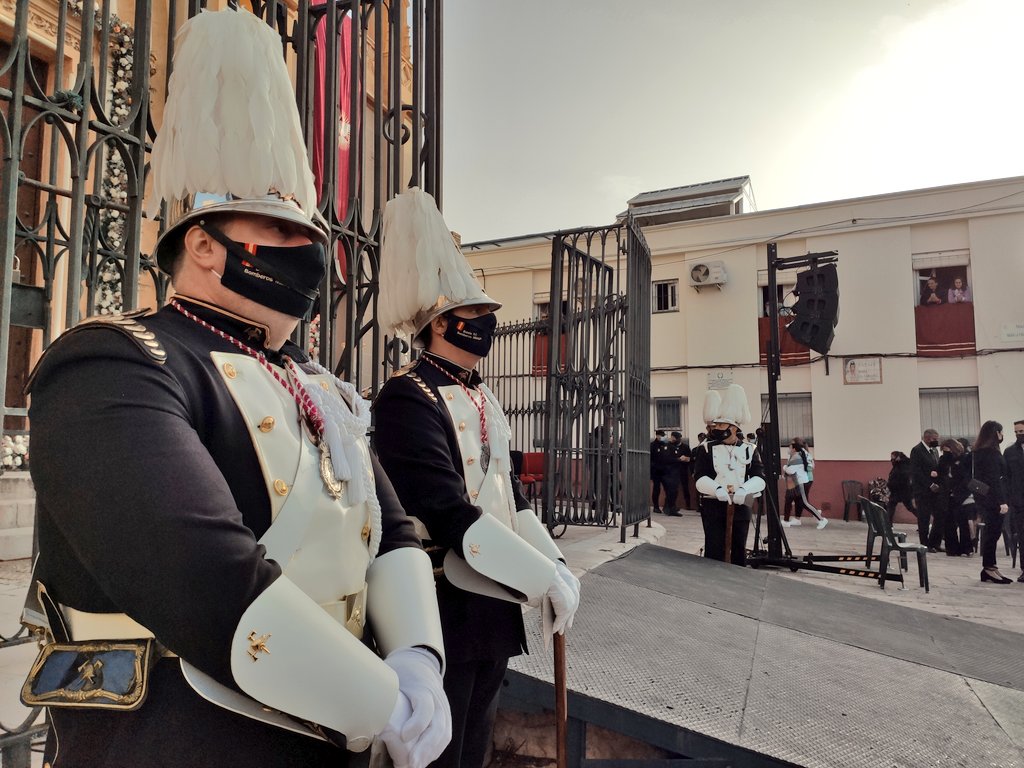 cautivotrinidad's tweet photo. #MisaAlAlba - Un piquete de honores del Real Cuerpo de Bomberos integrado por cuatro representantes ha asistido como homenaje a su labor y para reforzar los lazos de vinculación históricos entre la cofradía y @CCTTBomberosMLG.

#CofradíasMLG. https://t.co/Ov9jFajzNg