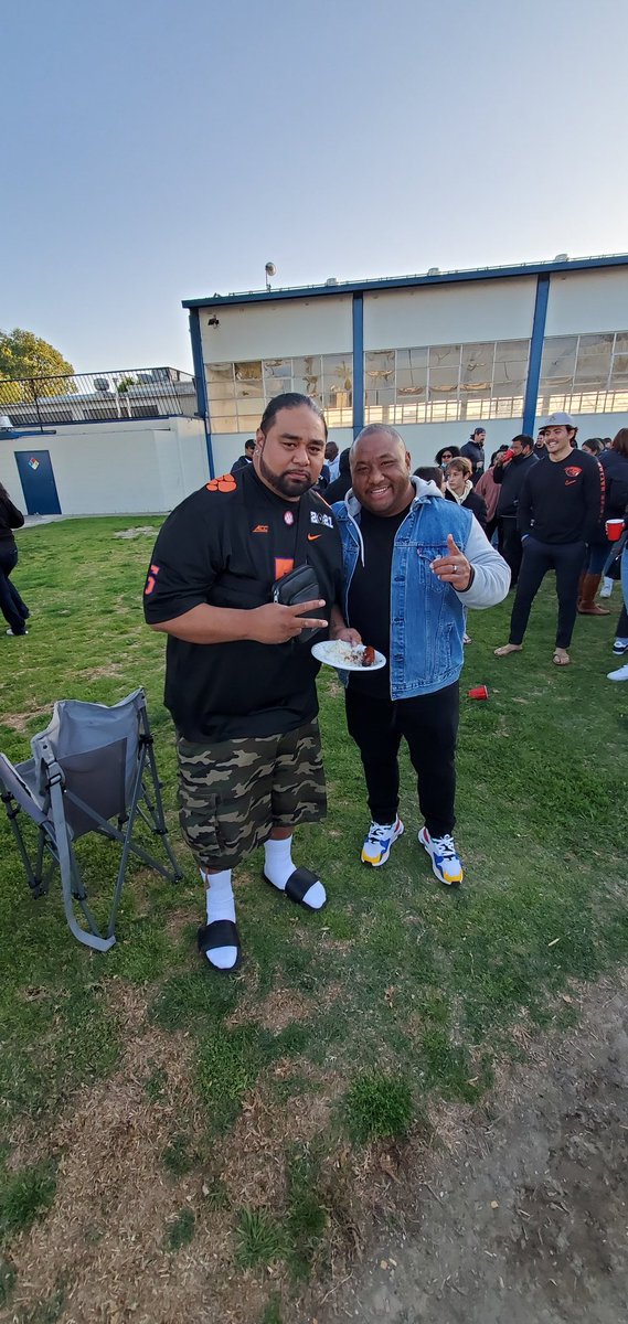 mau_uiagalelei's tweet photo. Such a blessing seeing two Polynesian parents, my brothers Big Dave and my toko Les @lesfifita who's kids are straight #BALLERS *QB DJ Uiagalelei *QB Noah Fifita and they are still blessing others!!! Love u brothers!!! Yall are the ๐'s๐๐พ๐๐พ๐๐พ #PolyQBs #LezzzGooo https://t.co/ptlv4EkVc1