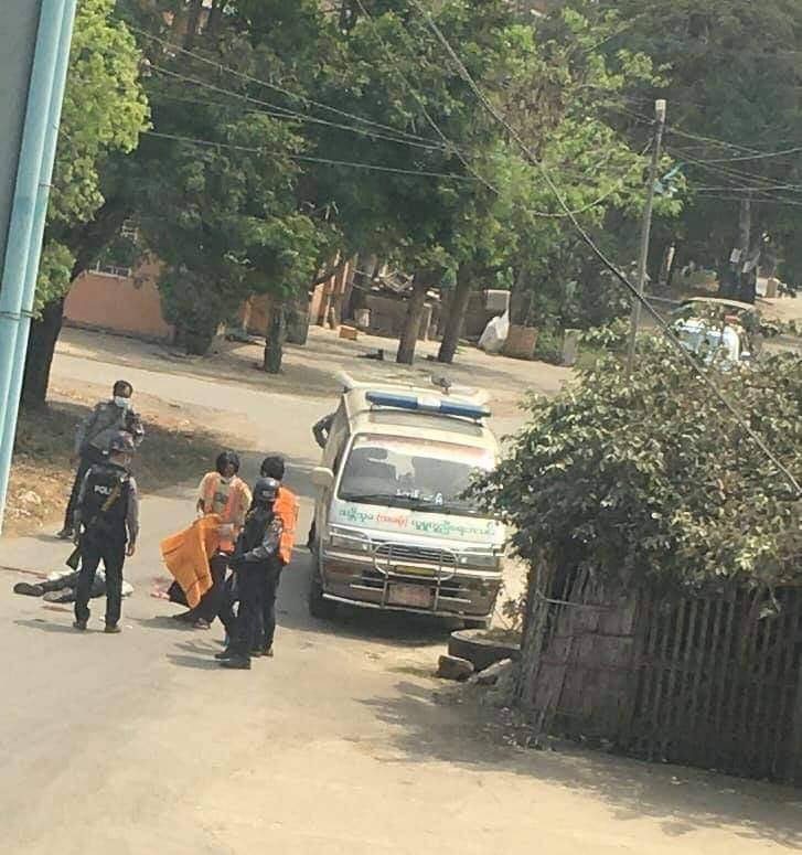 tw // blood
A man got headshot by military junta terrorists in #PyinOoLwin. Parts of his brain are seen spread on the ground.
ANTIFASCIST REVOLUTION
#AntiFascistRevolution2021
#Mar27Coup
#WhatsHappeningInMyanmar