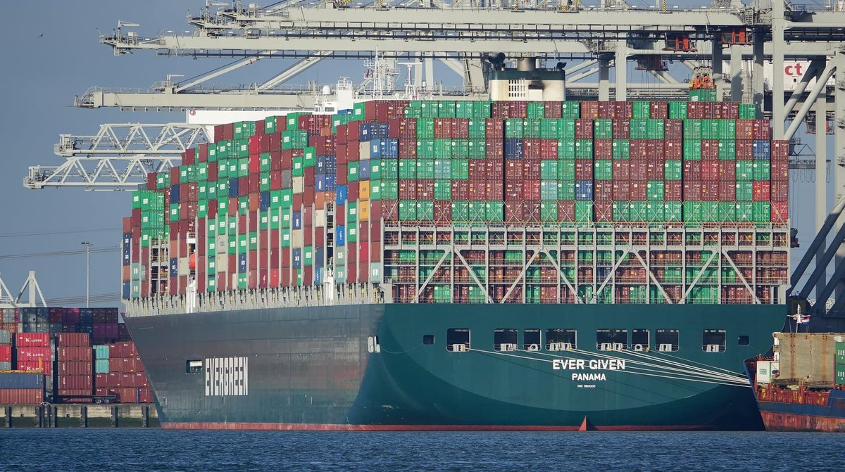dapur_tenang's tweet photo. Kapal kontena MV Ever Given milik firma perkapalan Evergreen Marine Corporation tersangkut di Terusan Suez, Mesir sejak 23 Mac 2021 akibat dipukul ribut pasir ketika melalui terusan tersebut. https://t.co/sDOOKrLr7h