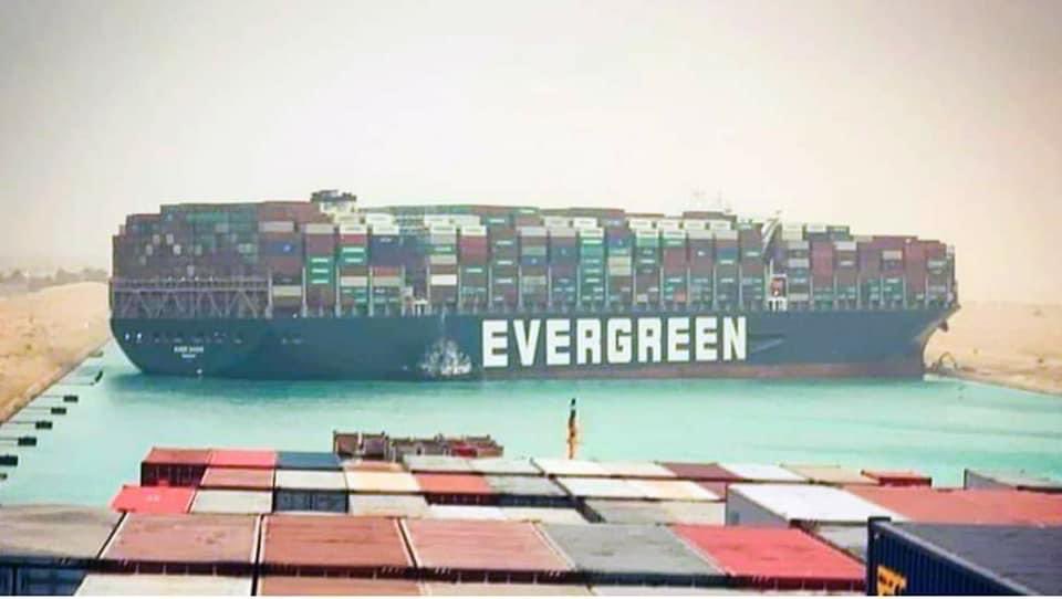 dapur_tenang's tweet photo. Kapal kontena MV Ever Given milik firma perkapalan Evergreen Marine Corporation tersangkut di Terusan Suez, Mesir sejak 23 Mac 2021 akibat dipukul ribut pasir ketika melalui terusan tersebut. https://t.co/sDOOKrLr7h