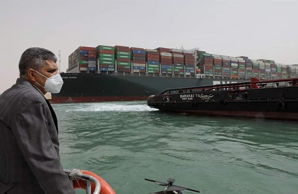 dapur_tenang's tweet photo. Kapal kontena MV Ever Given milik firma perkapalan Evergreen Marine Corporation tersangkut di Terusan Suez, Mesir sejak 23 Mac 2021 akibat dipukul ribut pasir ketika melalui terusan tersebut. https://t.co/sDOOKrLr7h
