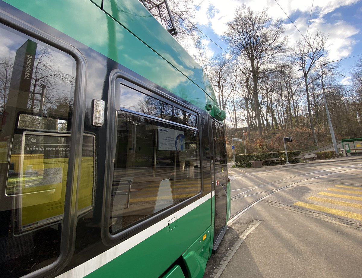 BVB_BaselStadt's tweet photo. Spieglein, Spieglein in uns‘rem Tram... 🪞🚃💚

😎 Scheens Weekend allersiits! 😎

#bvb #baselerfahren #drämmli #jakobsberg #sonne #basel #bruderholz #15er https://t.co/dOziMZPMZc