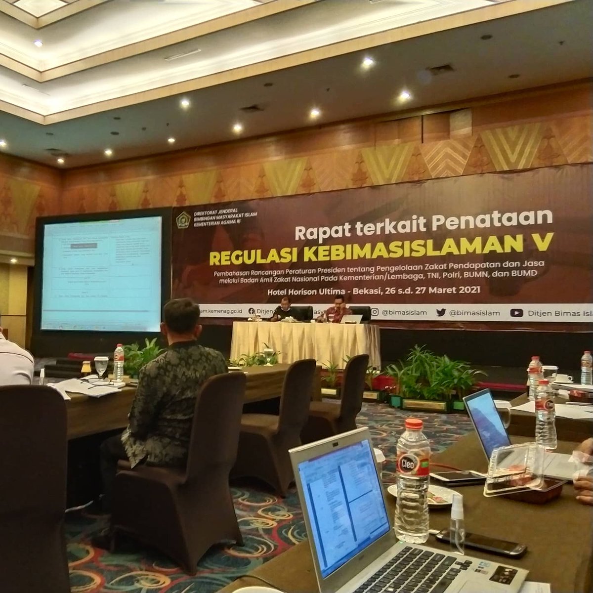 Sirthom06's tweet photo. Weekend bergizi jilid II...Berdiskusi, bertukarpikiran untuk menghasilkan suatu skema pengelolaan zakat secara profesional dan integrated untuk kemaslahatan seluruh rakyat Indonesia...
#AsdepModerasiBeragama 
#zakatbersihkanharta
@kemenkopmk
@Kemlu_RI
@baznasindonesia https://t.co/pcbhMHZd9U