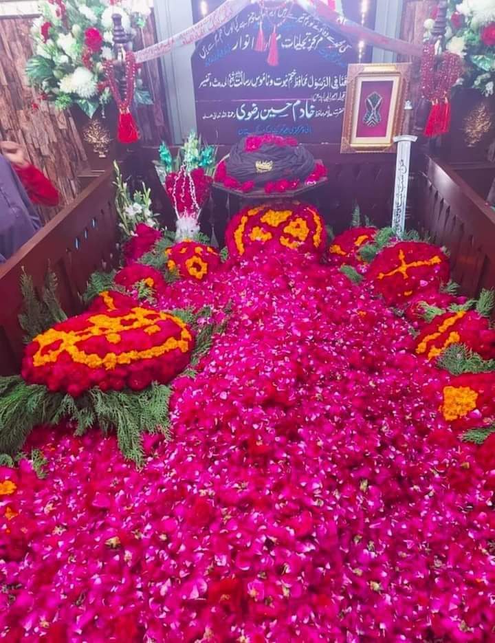 MeerHamza000's tweet photo. اقبال دس تے سہی بندا چھوٹی سی مسجد کا خطیب ہو , نہ گھر اپنا نہ بینک بیلنس ہو پھر بھی لوگ روزانہ منـــوں پھول اُسکی قبر پر نچھاور کر جائیں اے کی وجہ اے ؟؟ 
اقبال بولیا او جھلیا تینوں پتہ نہیں ؟
 کی محمد سے وفا تو نے تو ہم تیرے ہیں
 یہ جہاں چیز ہے کیا لوح و قلم تیرے ہیں https://t.co/SPD1rwsehC