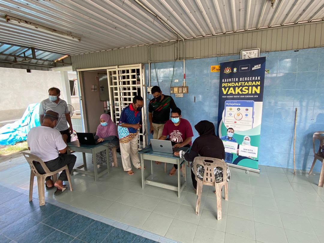 afifbahardin's tweet photo. Hari ini Pusat Khidmat Rakyat Adun Seberang Jaya telah membuka Kaunter Bergerak Pendaftaran Vaksin COVID-19 di Surau Permatang Rawa Hujung.

Seramai 33 orang telah hadir mendaftarkan diri bagi mendapatkan vaksin di bawah Program Imunisasi COVID-19 Kebangsaan. https://t.co/hTlcmUAPNm