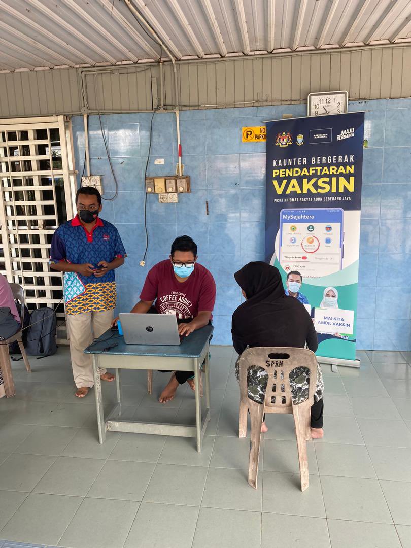 afifbahardin's tweet photo. Hari ini Pusat Khidmat Rakyat Adun Seberang Jaya telah membuka Kaunter Bergerak Pendaftaran Vaksin COVID-19 di Surau Permatang Rawa Hujung.

Seramai 33 orang telah hadir mendaftarkan diri bagi mendapatkan vaksin di bawah Program Imunisasi COVID-19 Kebangsaan. https://t.co/hTlcmUAPNm