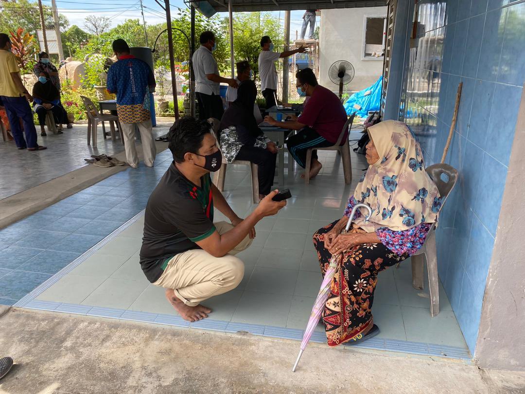 afifbahardin's tweet photo. Hari ini Pusat Khidmat Rakyat Adun Seberang Jaya telah membuka Kaunter Bergerak Pendaftaran Vaksin COVID-19 di Surau Permatang Rawa Hujung.

Seramai 33 orang telah hadir mendaftarkan diri bagi mendapatkan vaksin di bawah Program Imunisasi COVID-19 Kebangsaan. https://t.co/hTlcmUAPNm
