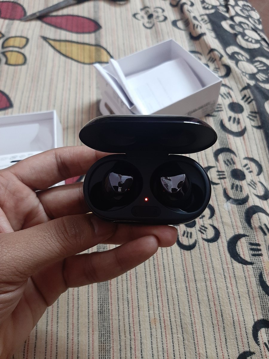 iam_trulyAdarsh's tweet photo. Another awesome addition to the #samsung family ❤❤♥️♥️
Initial impressions looks and sounds great 👍
#Galaxy #BudsPlus @SamsungIndia https://t.co/mFYZ3KlquQ