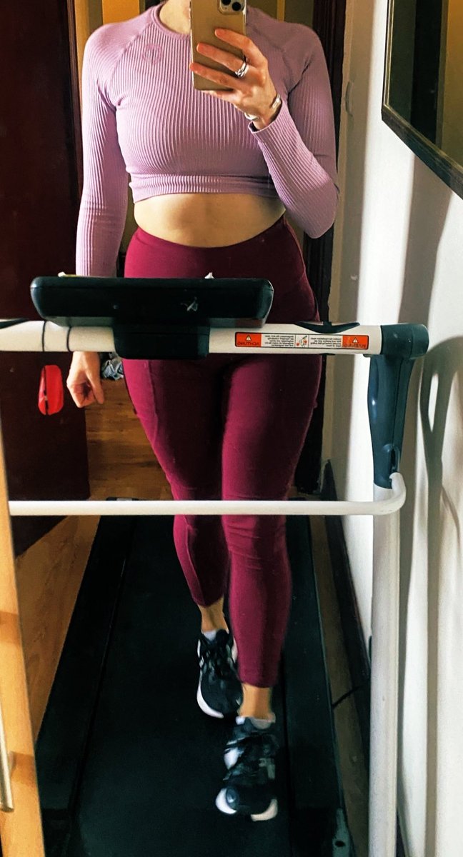 lolitaecemx's tweet photo. Bugün evdeyim home office çalışıyorum  şimdi biraz spor zamanı https://t.co/6D7qWxsKvU