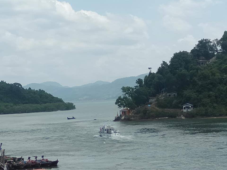 State-sponsored terrorists opened gunfires at unarmed citizens in Kawthoung. One was shot to death and four were severely injured. Navy forces are also seen backing up the military.
ANTIFASCIST REVOLUTION
#AntiFascistRevolution2021
#Mar27Coup
#WhatsHappeningInMyanmar