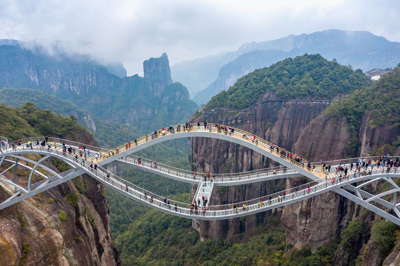 discoverchina01's tweet photo. Amazing 100m-long glass 'bending' bridge in China so scary people thought it was fake
The 'bending' Ruyi bridge, which sits 140m above the ground, opened in the Zhejiang province in 2020 after first being unveiled in 2017
https://t.co/WjJqfNI3Bb https://t.co/L0QUOvmU6n