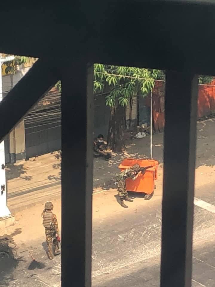 MilkTeaMM_MTAM's tweet photo. Tamwe(Athawka-gone hteik)📍
Junta's Terrorists hiding behind trash bin &amp; shooting at civilians at 1:10 PM. ANTIFASCIST REVOLUTION

#AntiFascistRevolution2021
#Mar27Coup
#WhatsHappeningInMyanmar https://t.co/C65SAaBlSK