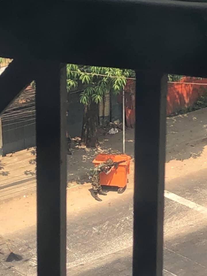 MilkTeaMM_MTAM's tweet photo. Tamwe(Athawka-gone hteik)📍
Junta's Terrorists hiding behind trash bin &amp; shooting at civilians at 1:10 PM. ANTIFASCIST REVOLUTION

#AntiFascistRevolution2021
#Mar27Coup
#WhatsHappeningInMyanmar https://t.co/C65SAaBlSK