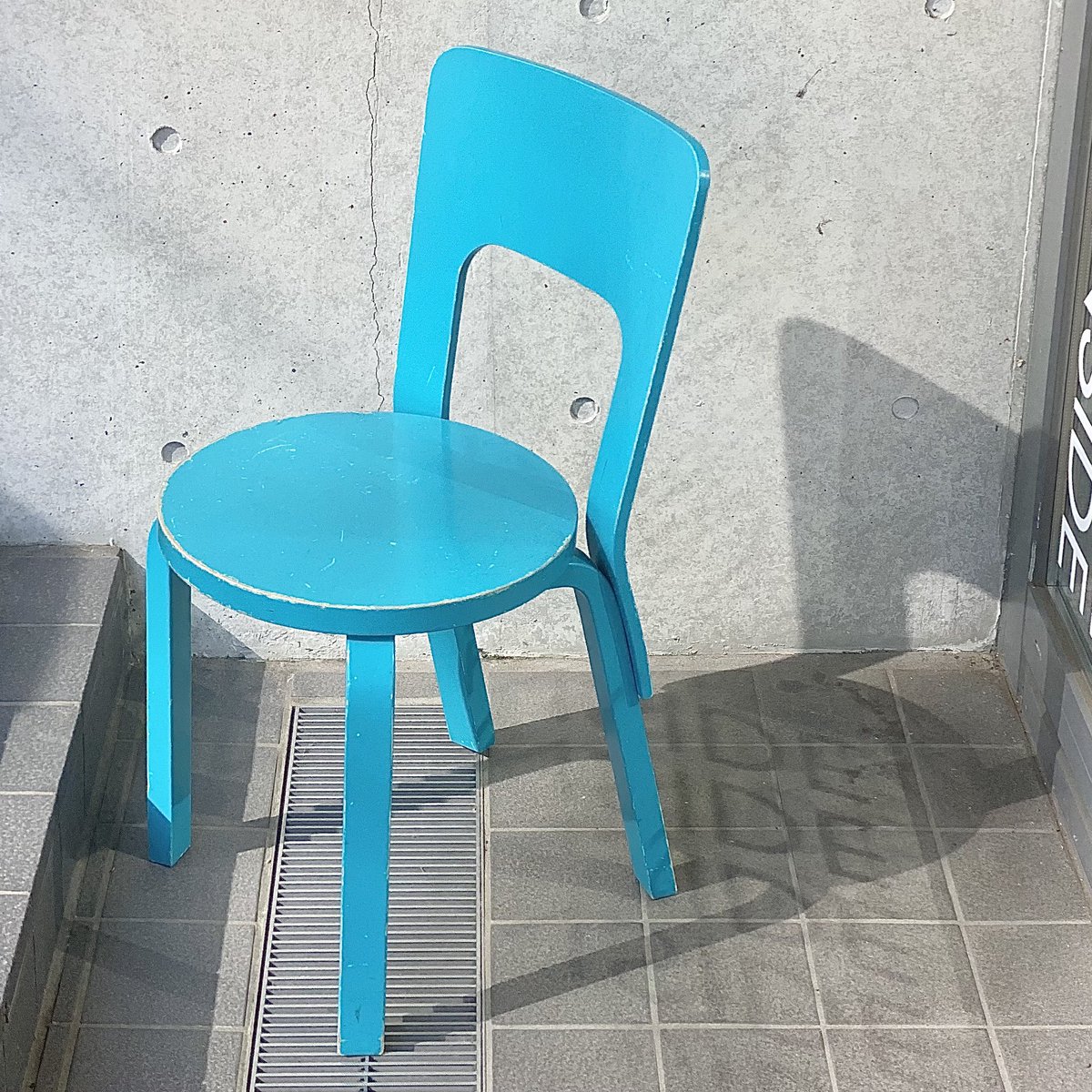ArtekJapan's tweet photo. 2nd Cycle 再入荷!
珍しい鮮やかなカラーが目を引く＜66 チェア ターコイズラッカー＞。
塗装の経年変化によるパティナが味わい深く、愛着がもてる一脚です♩
#artek #artektokyo #2ndCycle #アルヴァアアルト #北欧家具 #ビンテージ #66チェア
#artekwebstore からも購入可能です😊 https://t.co/ENAqURwagz
