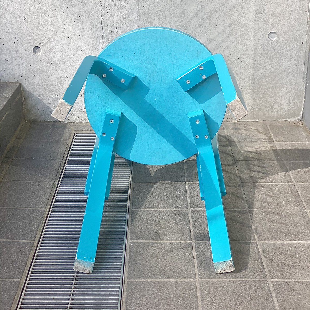 ArtekJapan's tweet photo. 2nd Cycle 再入荷!
珍しい鮮やかなカラーが目を引く＜66 チェア ターコイズラッカー＞。
塗装の経年変化によるパティナが味わい深く、愛着がもてる一脚です♩
#artek #artektokyo #2ndCycle #アルヴァアアルト #北欧家具 #ビンテージ #66チェア
#artekwebstore からも購入可能です😊 https://t.co/ENAqURwagz