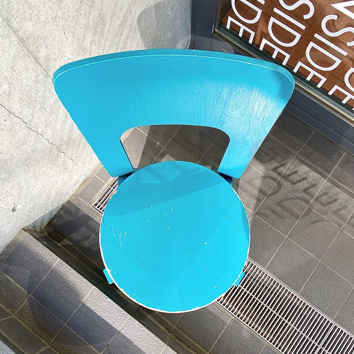 ArtekJapan's tweet photo. 2nd Cycle 再入荷!
珍しい鮮やかなカラーが目を引く＜66 チェア ターコイズラッカー＞。
塗装の経年変化によるパティナが味わい深く、愛着がもてる一脚です♩
#artek #artektokyo #2ndCycle #アルヴァアアルト #北欧家具 #ビンテージ #66チェア
#artekwebstore からも購入可能です😊 https://t.co/ENAqURwagz