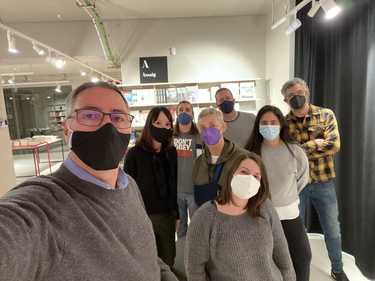 LaFatal_'s tweet photo. Bon dia, Fatals,

Tot l’equip estem amb moltes ganes d’ensenyar-vos el que hem preparat.

I per a immortalitzar la vostra primera visita a la llibreria, us convidem a què feu com nosaltres i pengeu fotos amb el hashtag

 #JaSócFatal 

📚📚📚 https://t.co/BtjO1Yl14F