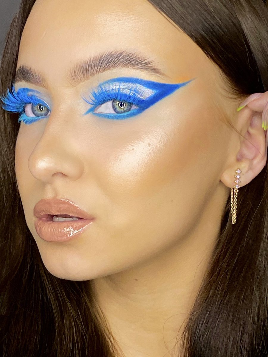 muamichellea's tweet photo. well hi 👀👀 Used @MorpheBrushes &amp; @jamescharles  Artistry Palette ✨✨ It would mean THE WORLD to me if you saw this!
@ABHcosmetics Dip Brow Pomade &amp; Lip gloss "toffee"
@NyxCosmetics The brow glue
#anastasiabeverlyhills #abhpr #morphe #morphebrushes #blendtherules #morphepr https://t.co/Ia7I04XPnK