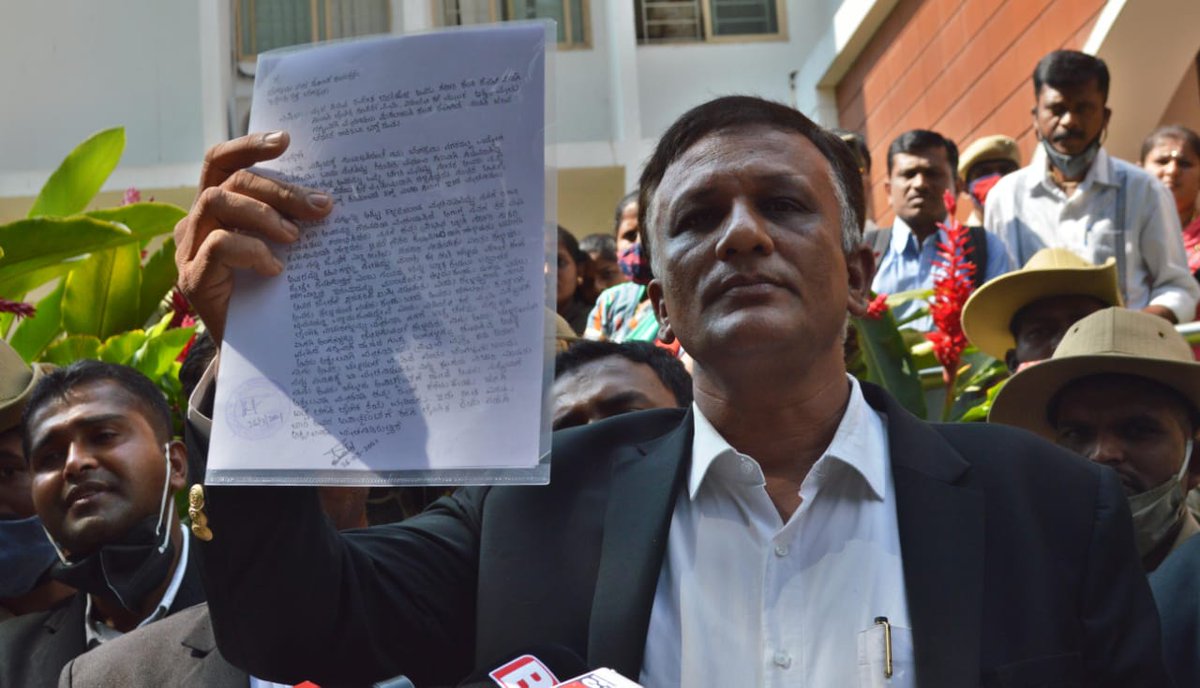 manjunathn2's tweet image. ಯುವತಿ ನೀಡಿದ ದೂರು ಆಧರಿಸಿ ಎಫ್‌ಐಆರ್ ದಾಖಲಾದ ಬಳಿಕ ಪ್ರಕರಣೆ ಆರೋಪಿ, ಮಾಜಿ ಸಚಿವ ರಮೇಶ್ ಜಾರಕಿಹೊಳಿ ಅವರಿಂದ ಯುವತಿಗೆ ಮತ್ತೆ ಬೆದರಿಕೆ &amp;amp; ಯುವತಿ ಬಗ್ಗೆ ಅವಹೇಳನಕಾರಿ ಮಾತುಗಳಾಡಿರುವ ಕಾರಣ ಲಿಖಿತ ರೂಪದಲ್ಲಿ ಪೊಲೀಸ್ ಆಯುಕ್ತರಿಗೆ ಮತ್ತೊಂದು ದೂರು ಪತ್ರ ನೀಡುತ್ತೇವೆ: ಯುವತಿ ಪರ ವಕೀಲ ಜಗದೀಶ್. #rameshjarakiholi #Bengaluru #CDcase