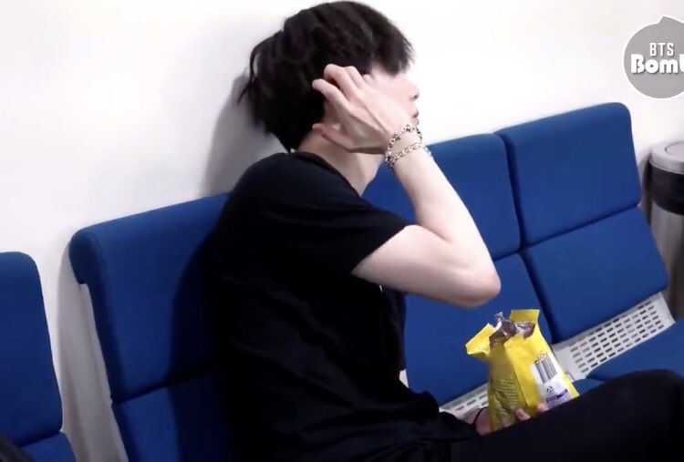 SUGA__39_____'s tweet photo. やっぱり何回見てもこのユンギさん大優勝すぎるな🥰🥰 https://t.co/N5gj0MDE58