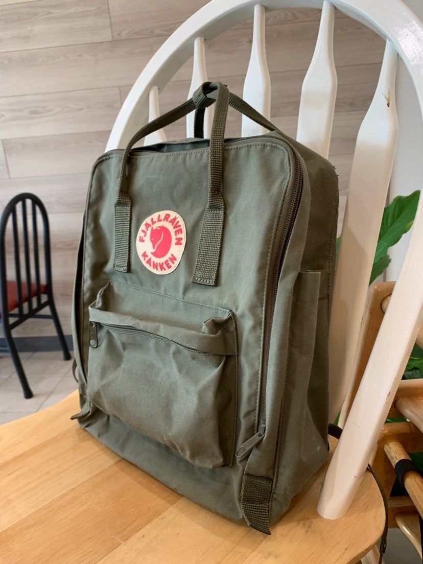 Heeft iemand deze rugzak gisterenavond gezien/gevonden rond de Stadschouwburg in Antwerpen??? Er zit een laptop in met een grijze hoes. 
RT = ❤️