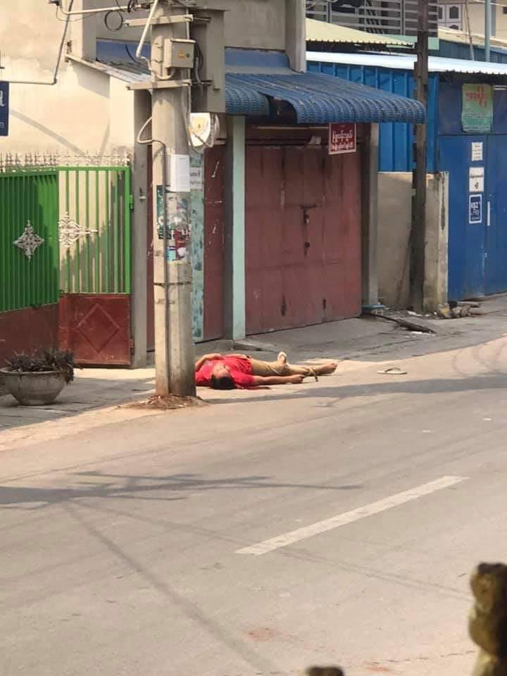 LaPyae77831553's tweet photo. Tw // blood 
At 35St, between 70&amp;71 St (Bawdikone), Mandalay, a witness said a civilian was shot with a sniper riffle. Don't know yet if he is still alive or not .
ANTIFASCIST REVOLUTION

#AntiFascistRevolution2021
#Mar27Coup
#WhatsHappeningInMyanmar https://t.co/2XGazyyMj6