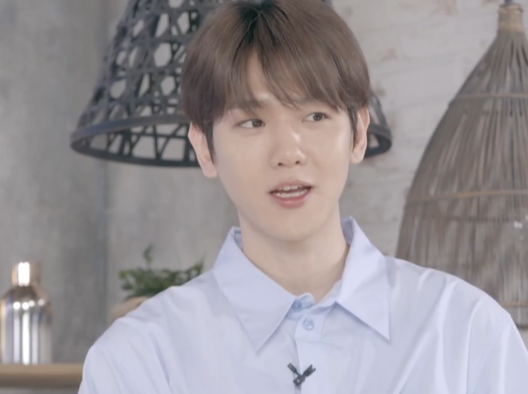 queenbhyun's tweet photo. MC BAEKHYUN ✌️🏻 https://t.co/Pc9Dix2TVk