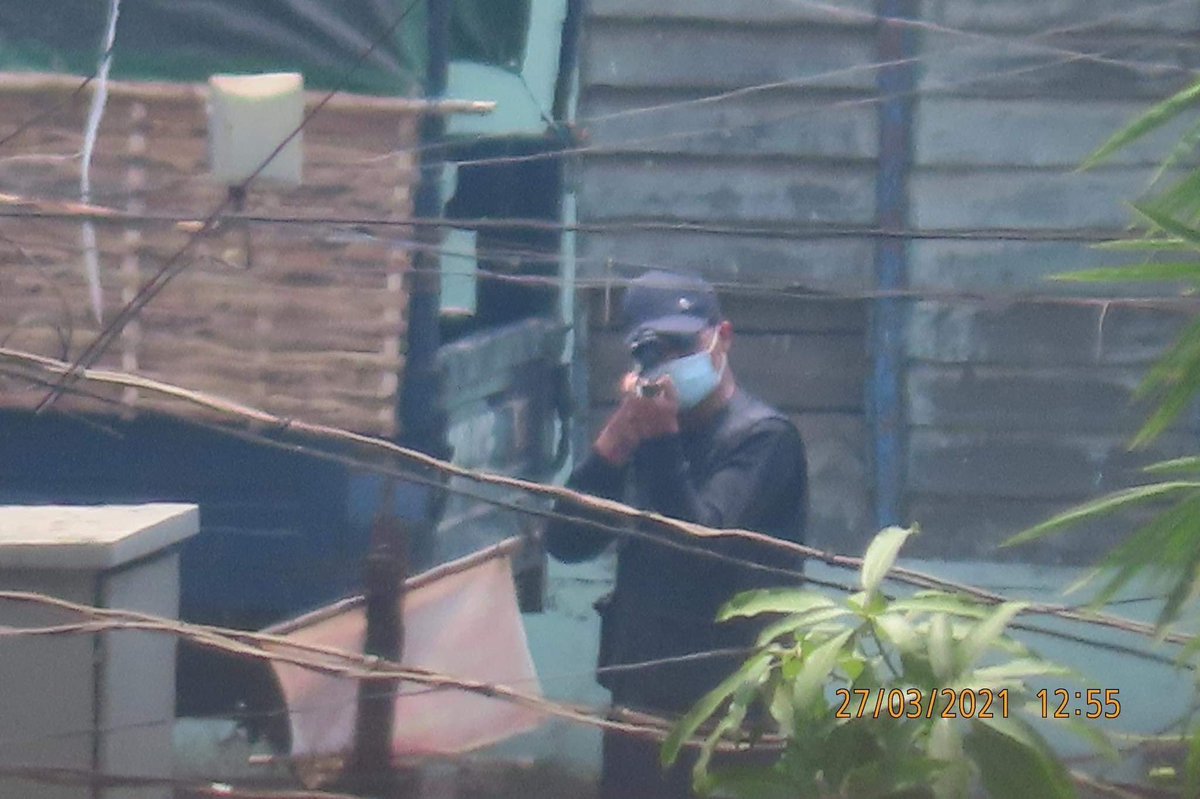AlicccAP's tweet photo. 📍Ward 1,Mayangone Tsp
A sniper aiming and being so ready to shoot innocent civilians 😡
JUNTA TERRORISTS are raiding violently and brutally raid Ward 1 &amp; 2.
2:20pm-Two civilians were killed,many are severely injured including 1yr old innocent child 
#AntiFascistRevolution2021 https://t.co/EF7FI6e9tc
